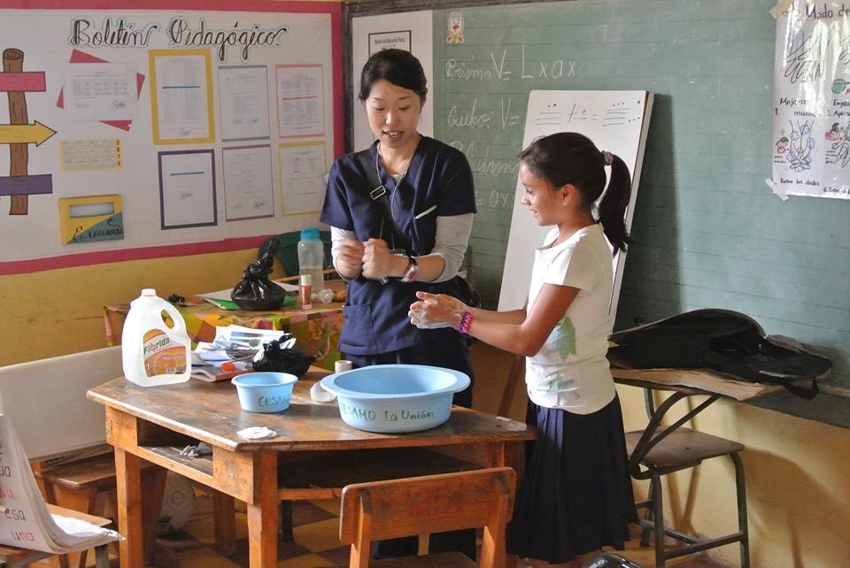 飯野写真(地域の小学校での手洗い教室の様子).jpg